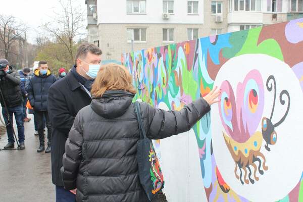 В расскрашивании стены принимали учатие жители района. Фото: пресс-служба Дарницкой администрации