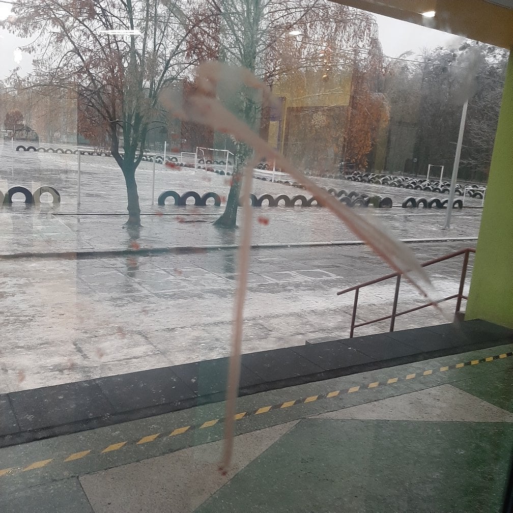 Следы крови на школьном окне. Фото: администрация школы