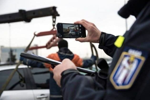 Смартфоны выдадут инспекторам по парковке. Фото: Facebook Департамент транспортної інфраструктури КМДА