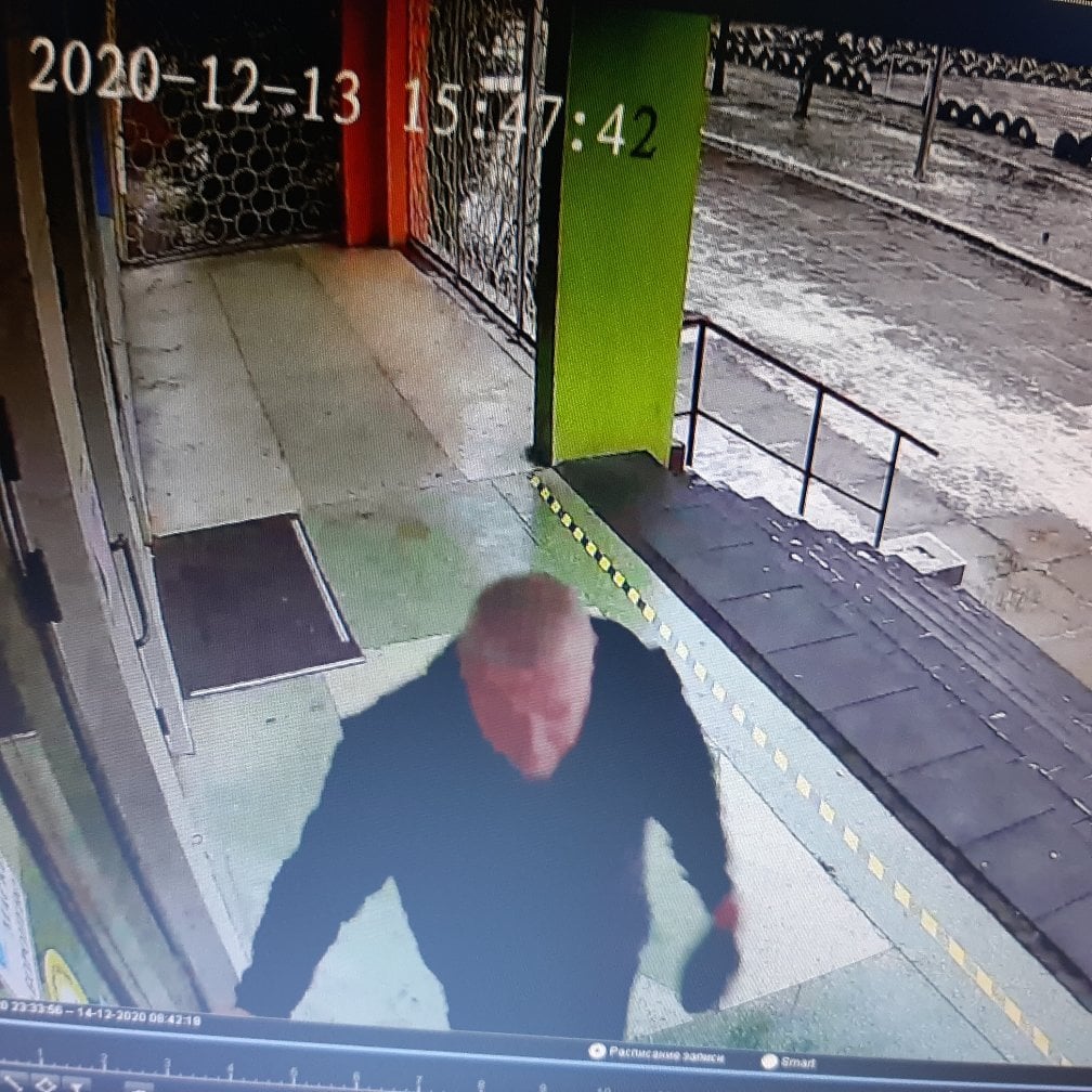 Узнавших мужчину, просят обратиться в администрацию школы. Фото: администрация школы №286