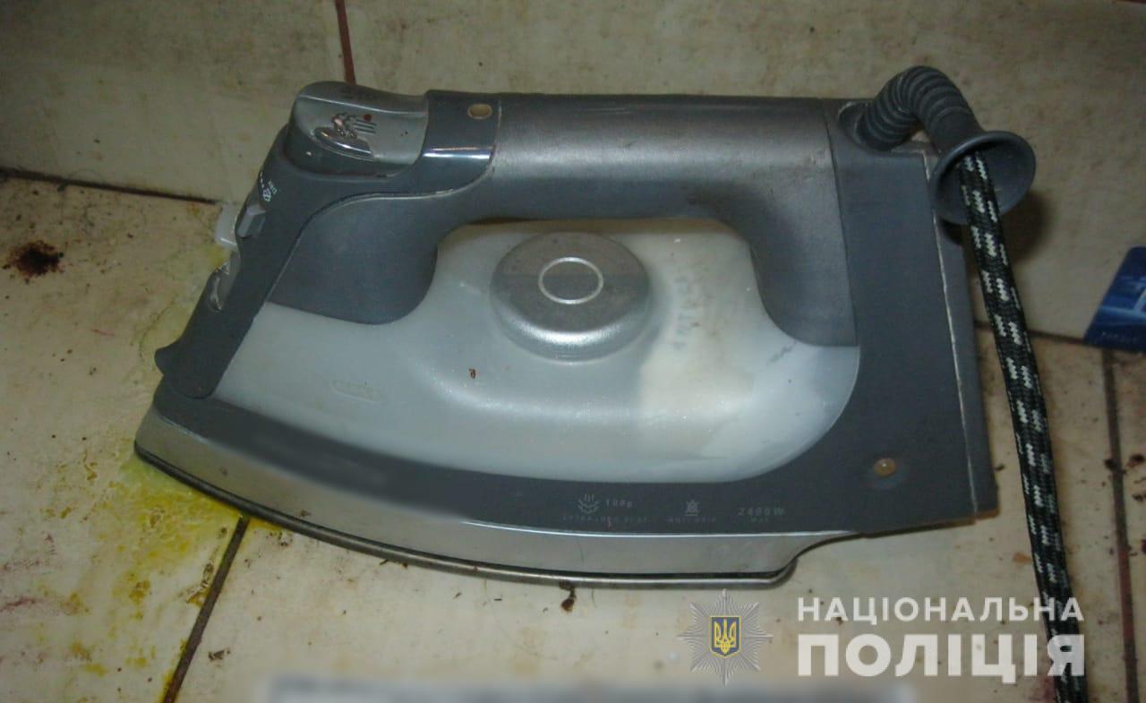 Утюг, которым разбойники пытали своих жертв. Фото: пресс-служба полиции Киевской области