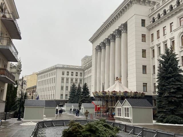 Каток и карусель. Фото: t.me/kyiv_life