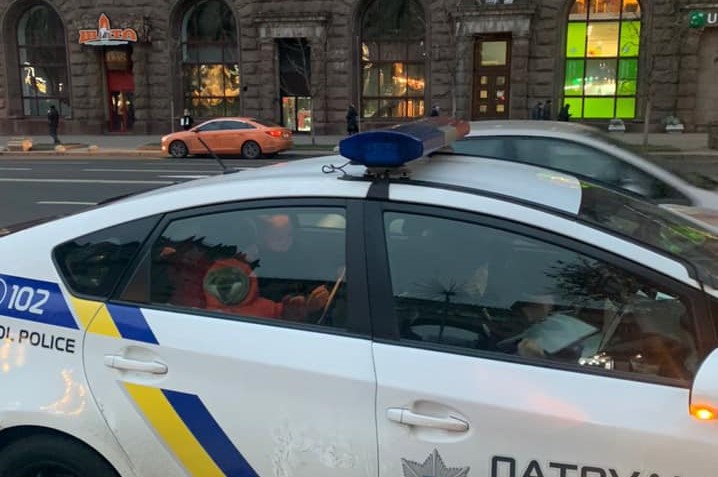 Обезьяна в комбинизоне на заднем сидении полицейской машины. Фото: UAnimals