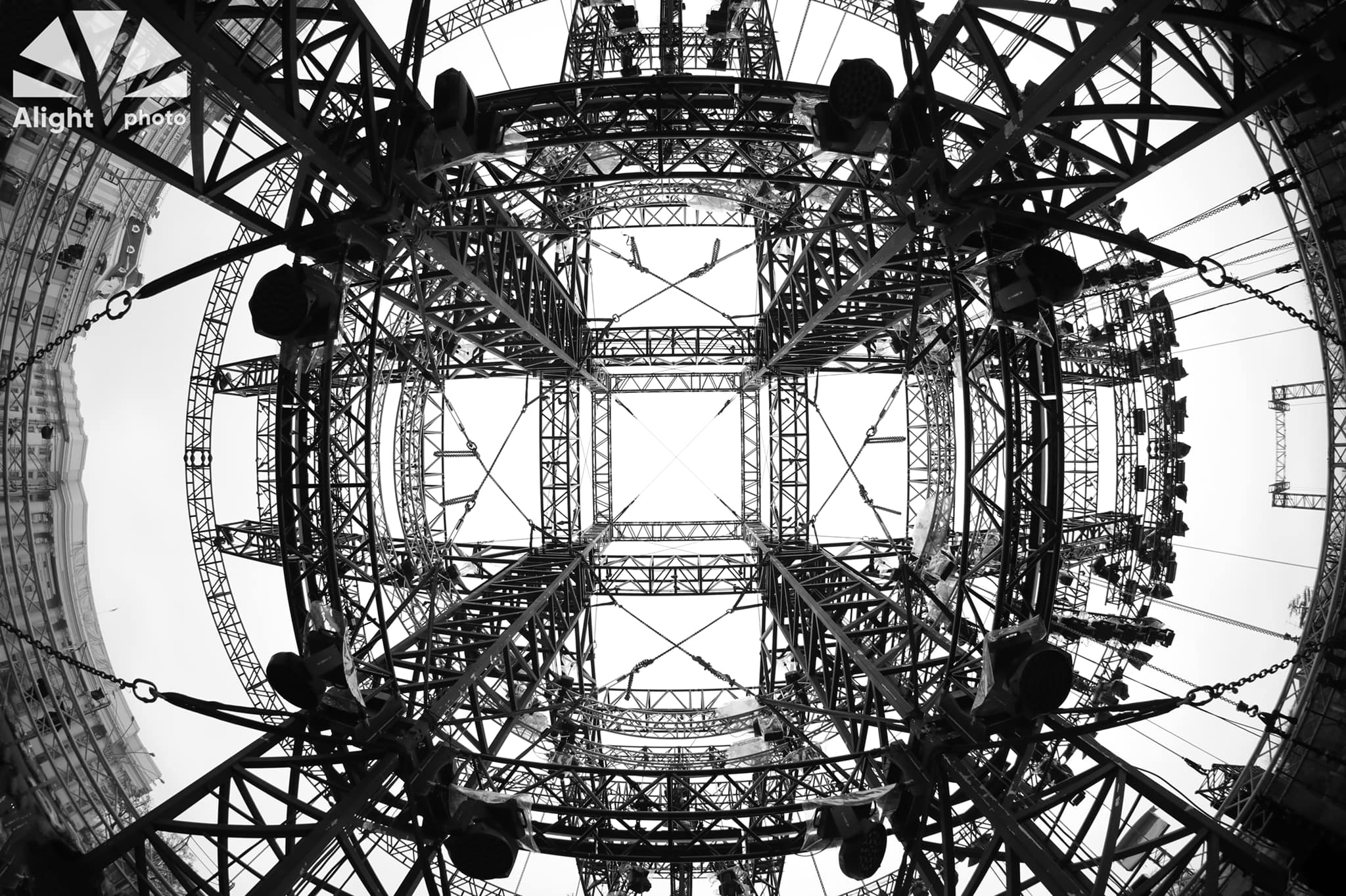 Каркас сцены снизу. Фото: Facebook Alight