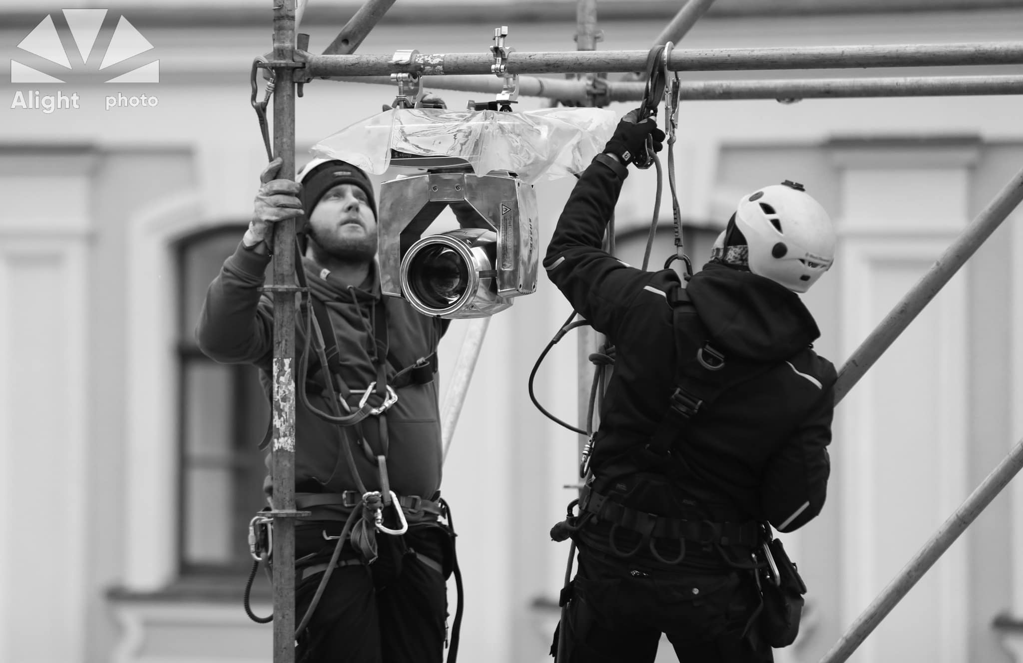 Устанавливают освещение. Фото: Facebook Alight