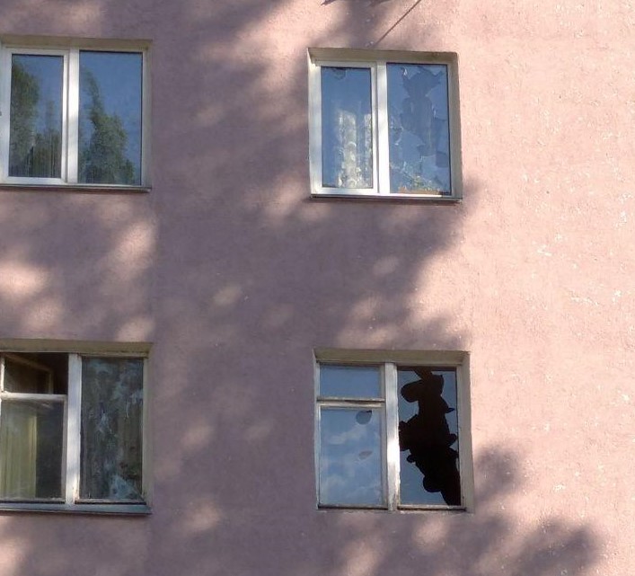 Побиты окна верхних этажей. Фото с места событий.