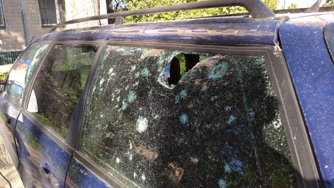 Машина, которая пострадала от посыпавшихся камней. Фото с места событий