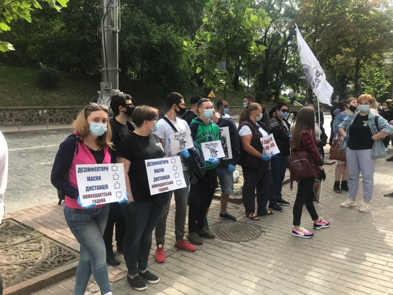 Учасники требуют разрешить им работать в ночное время