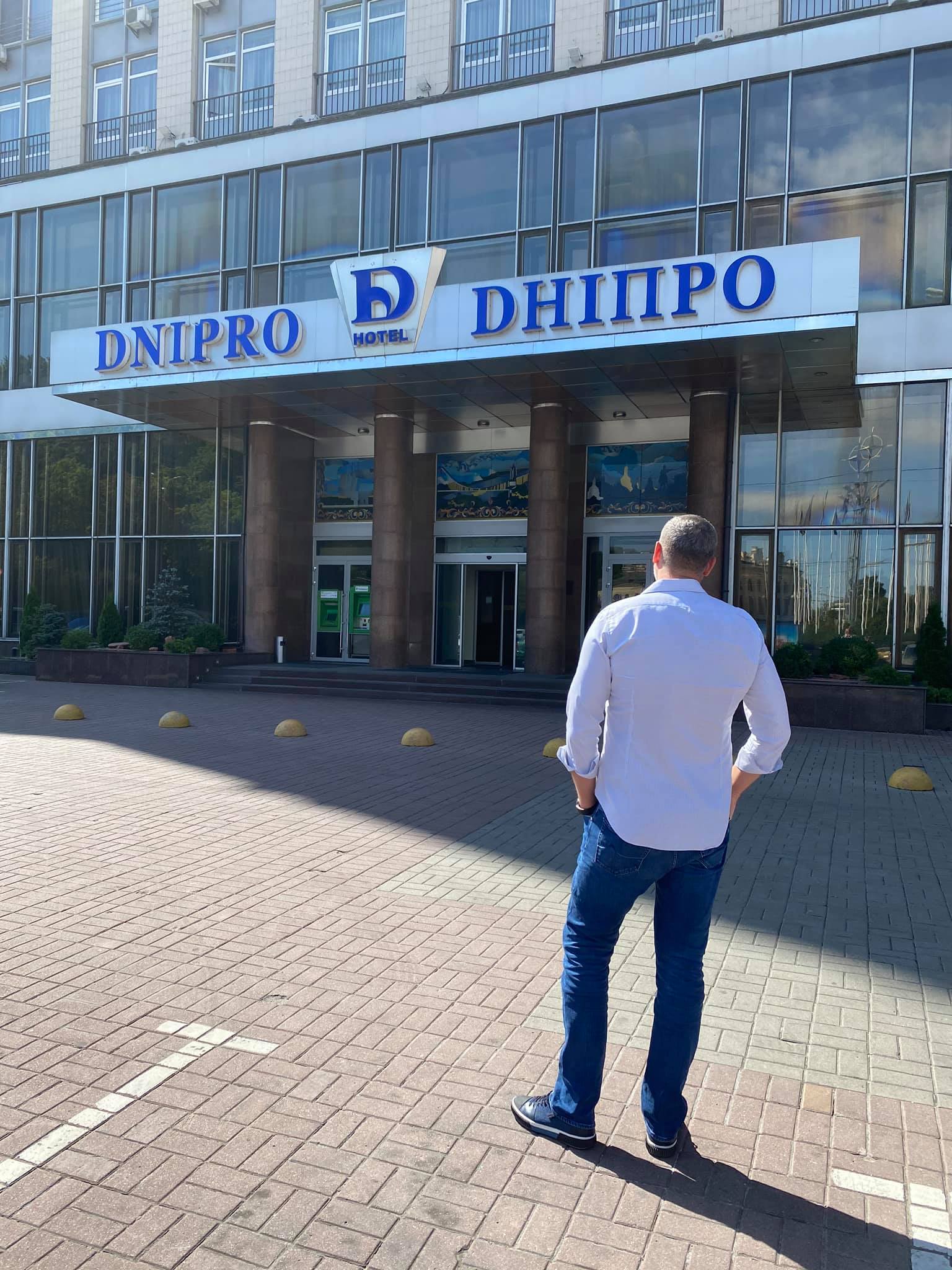 Александр Кохановский возле отеля Днепр фото: Facebook