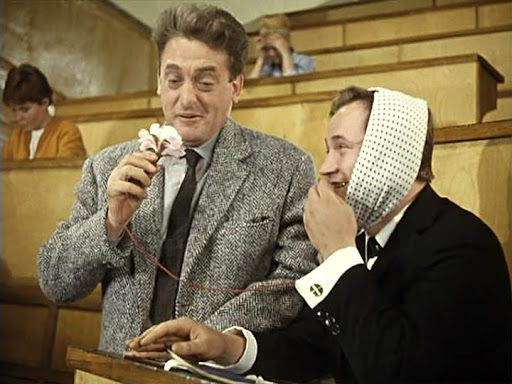 Запрещены шпаргалки и подсказки фото: кадр из "Приключения Шурика"