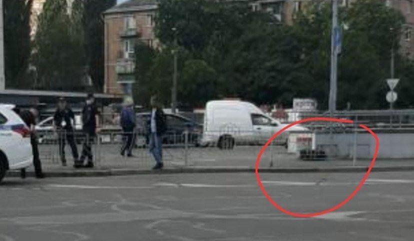 Чемодан на площади Космонавтов