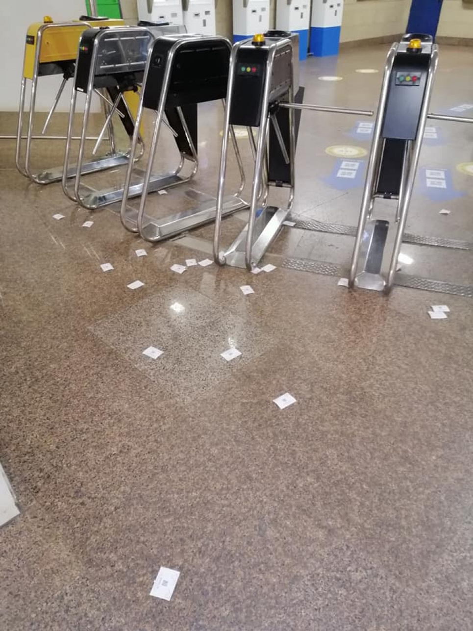 Билеты валяются в метро фото:Greenpost