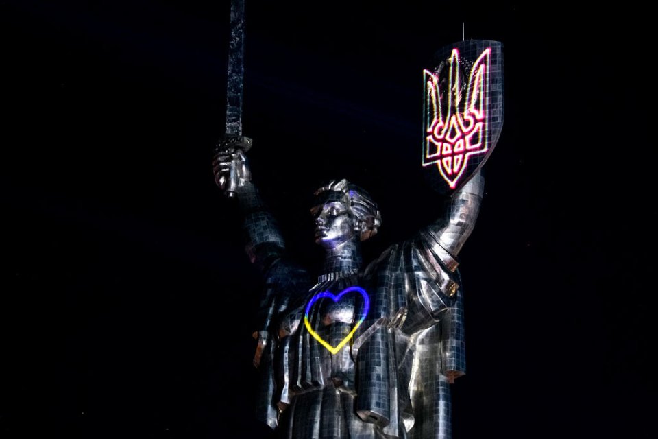 Ночная проекция на щит Родины-Мать. Фото: Getty Images