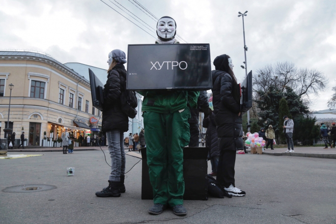 Активисты с мониторами. Фото: Big Kyiv