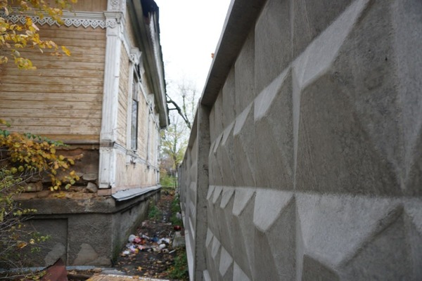 Забор, разделяющий исторический памятник и пустырь под стройку. Фото: Иван Сотников