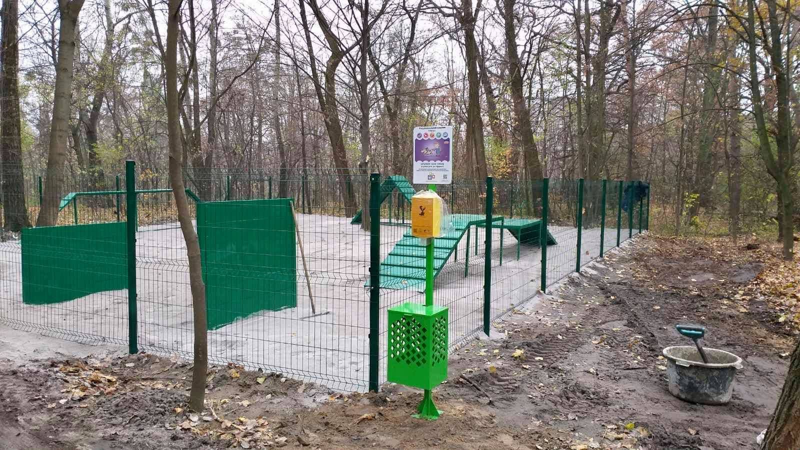 Урна возле площадки. Фото: Facebook ОО "Місто Мрій"