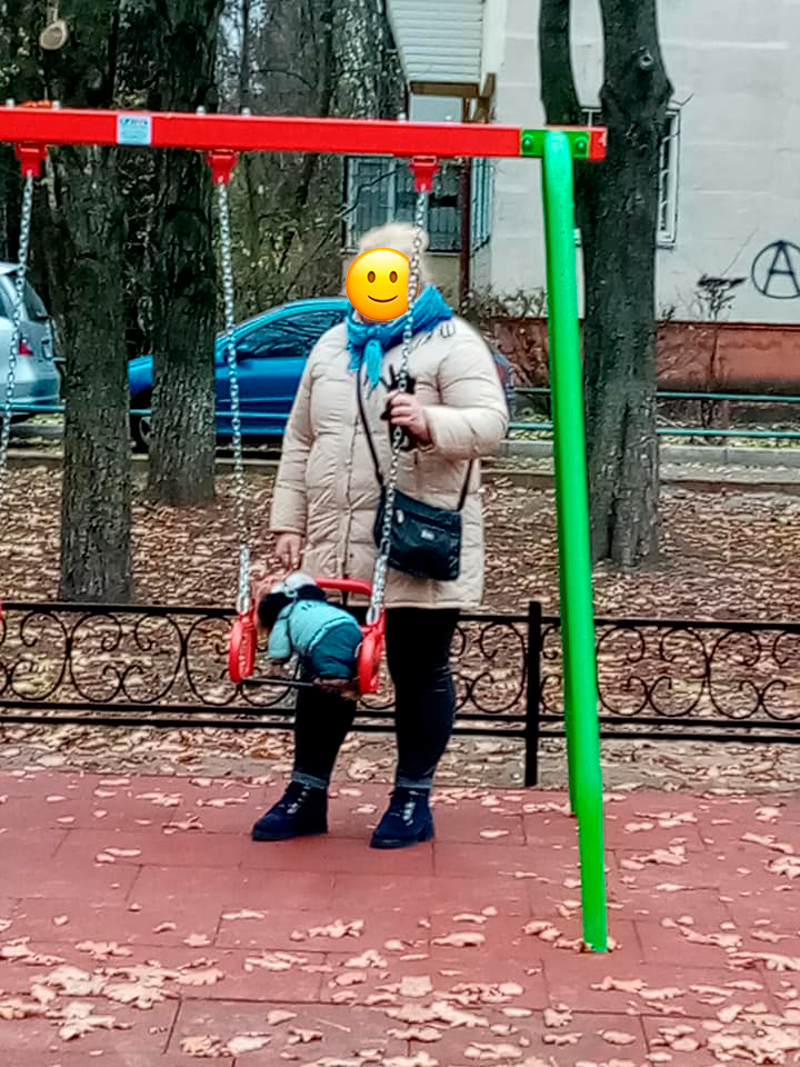 Фото женщины, катающей собаку на качелях. Фото: Алла Жукова