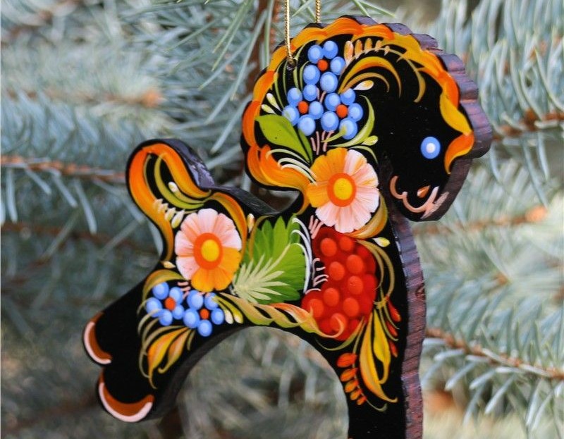 Елочная игрушка с петриковской росписью. Фото: Pinterest