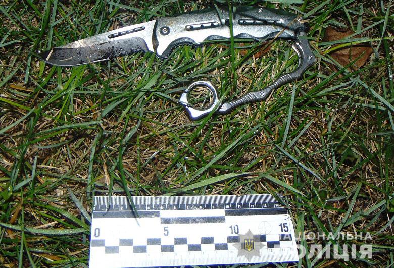 Нож с места преступления. Фото: пресс-служба полиции Киева