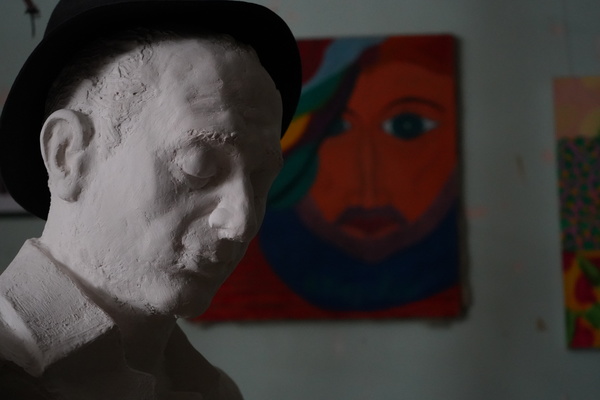 Бюст слепленный пациентами из глины. Фото: Игорь Руденко