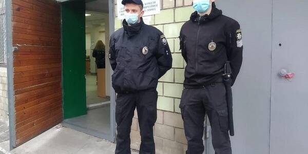 Полицейские следят за порядком на участках. Фото: Вечерний Киев