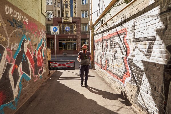 Хранитель клумбы.  Фото: "Читай Киев"