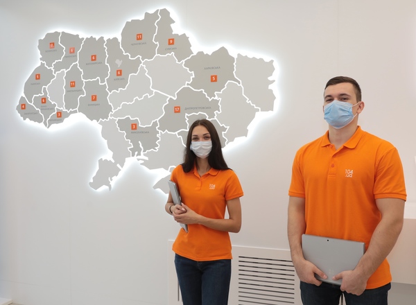 На входе в контакт-центр. Фото: 104.ua