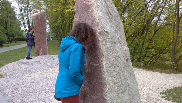 Посетители смотрят в монокуляры. Фото: Иван Сотников