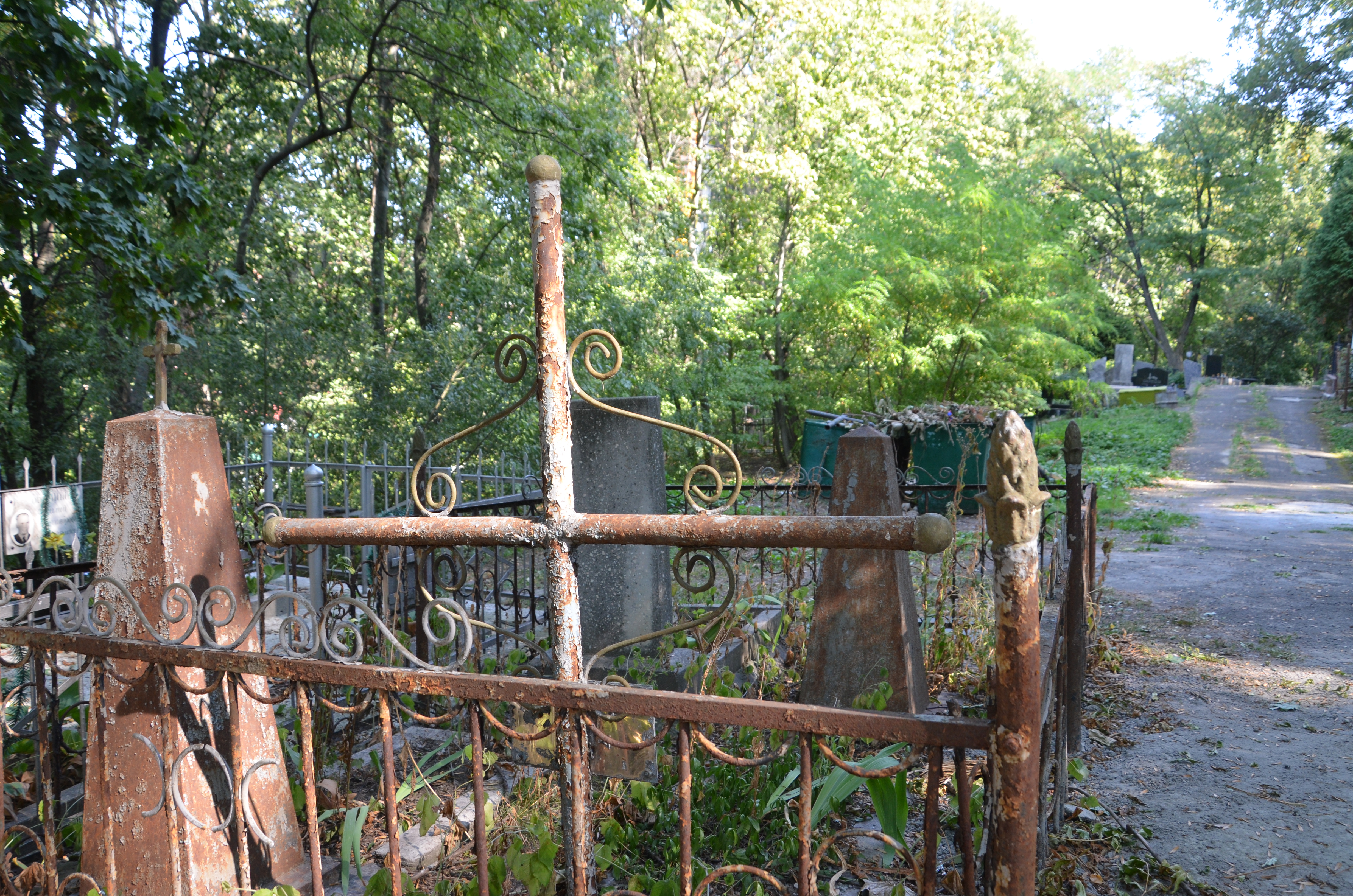 Старые могилы на Зверинецком. Фото: Иван Сотников