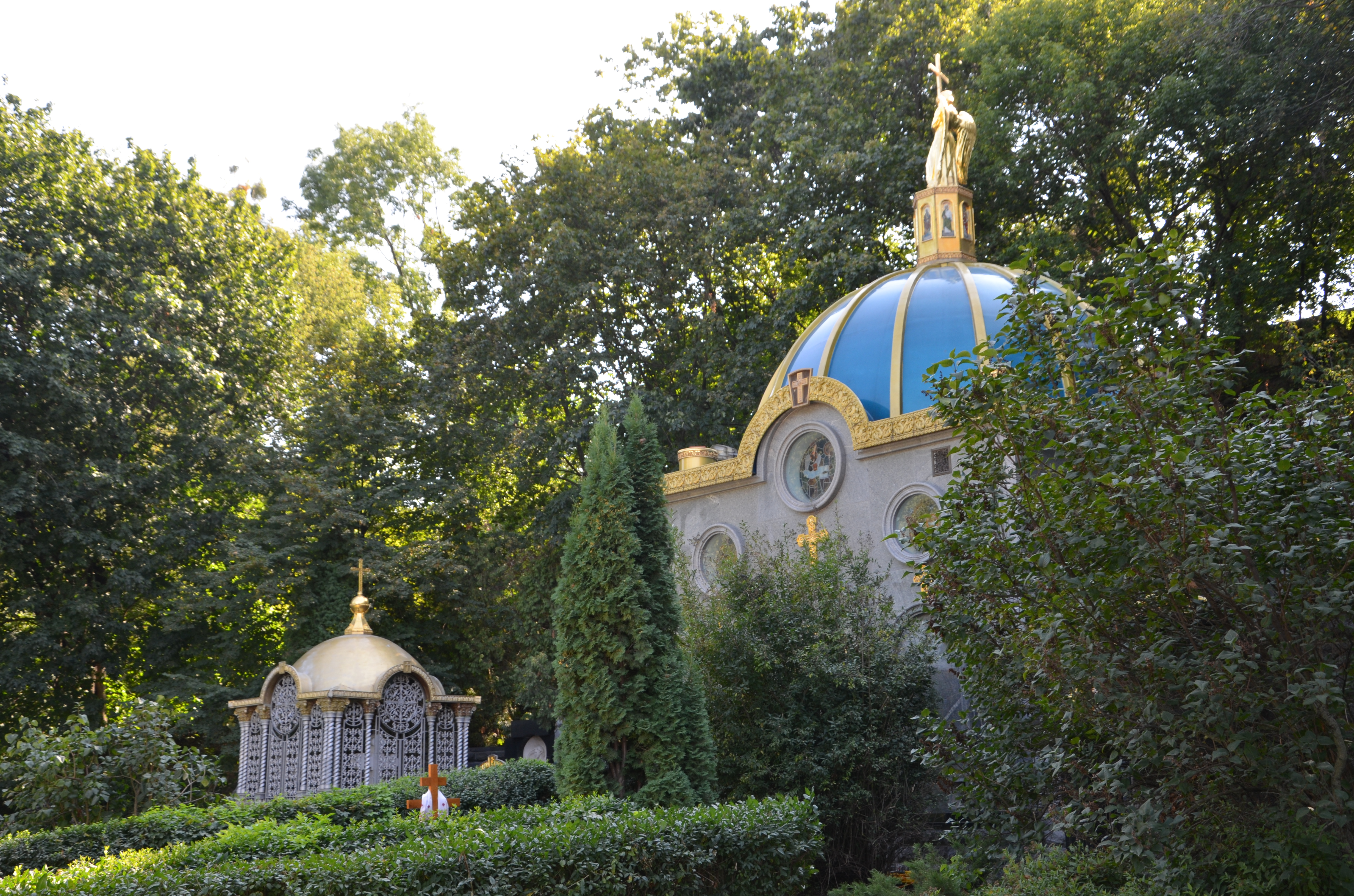 Фамильные склепы Порошенко. Фото: Иван Сотников