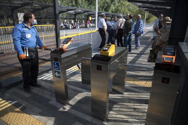 Турникеты с валидаторами. Фото: пресс-служба КГГА