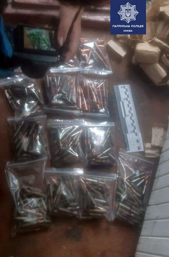 Найденые патроны. Фото: пресс-служба патрульной полиции Киева