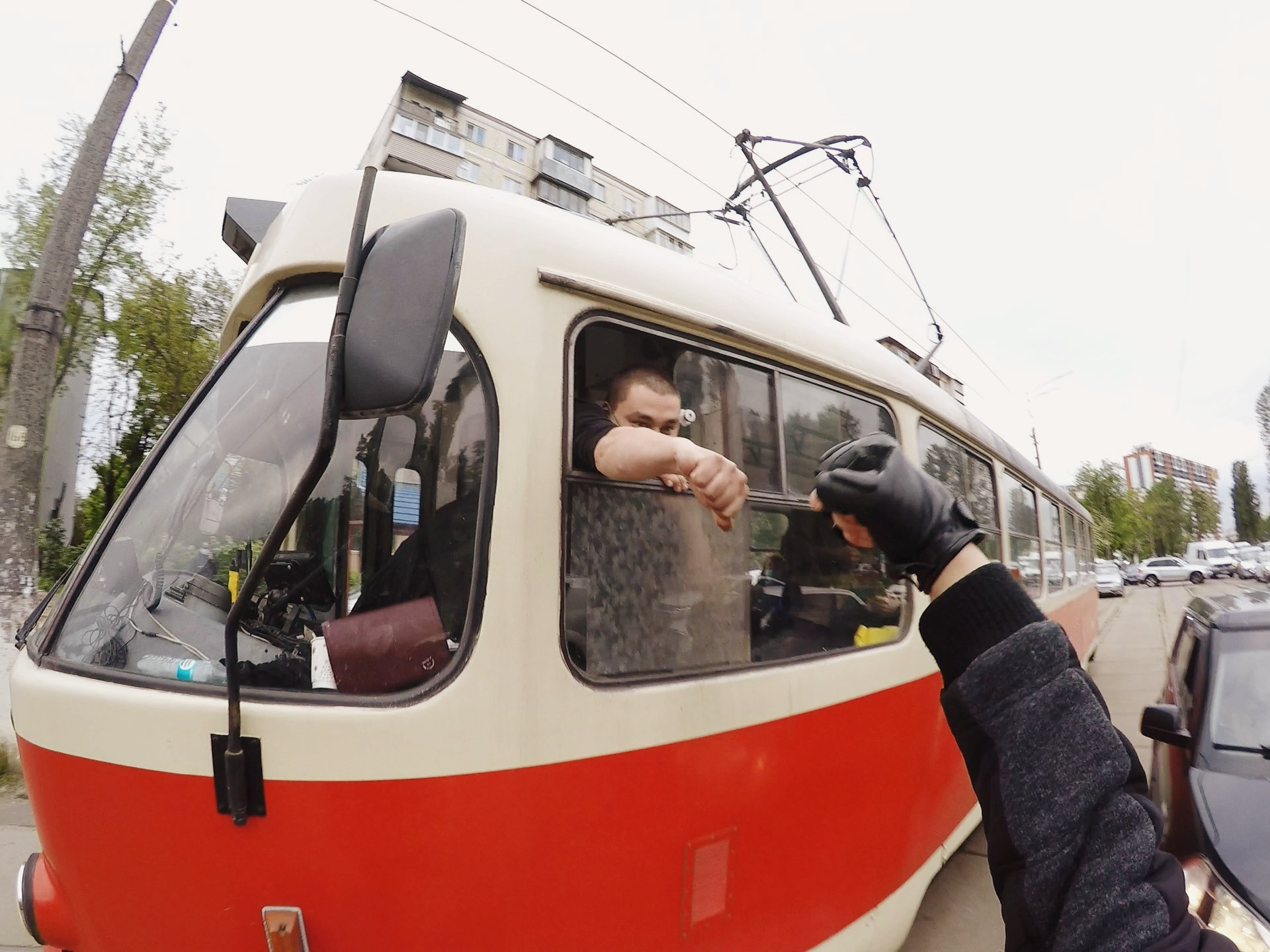 Водитель трамвая говорит "спасибо". Фото: Александр Черный