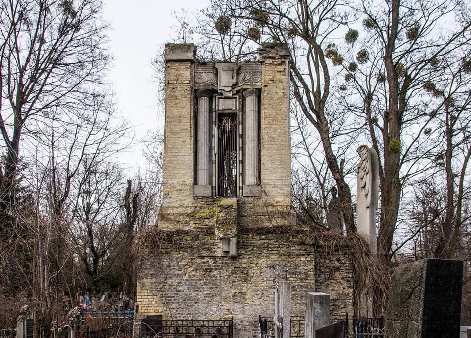 Склеп, из которого была украдена решетка. Фото: Антон Кероб