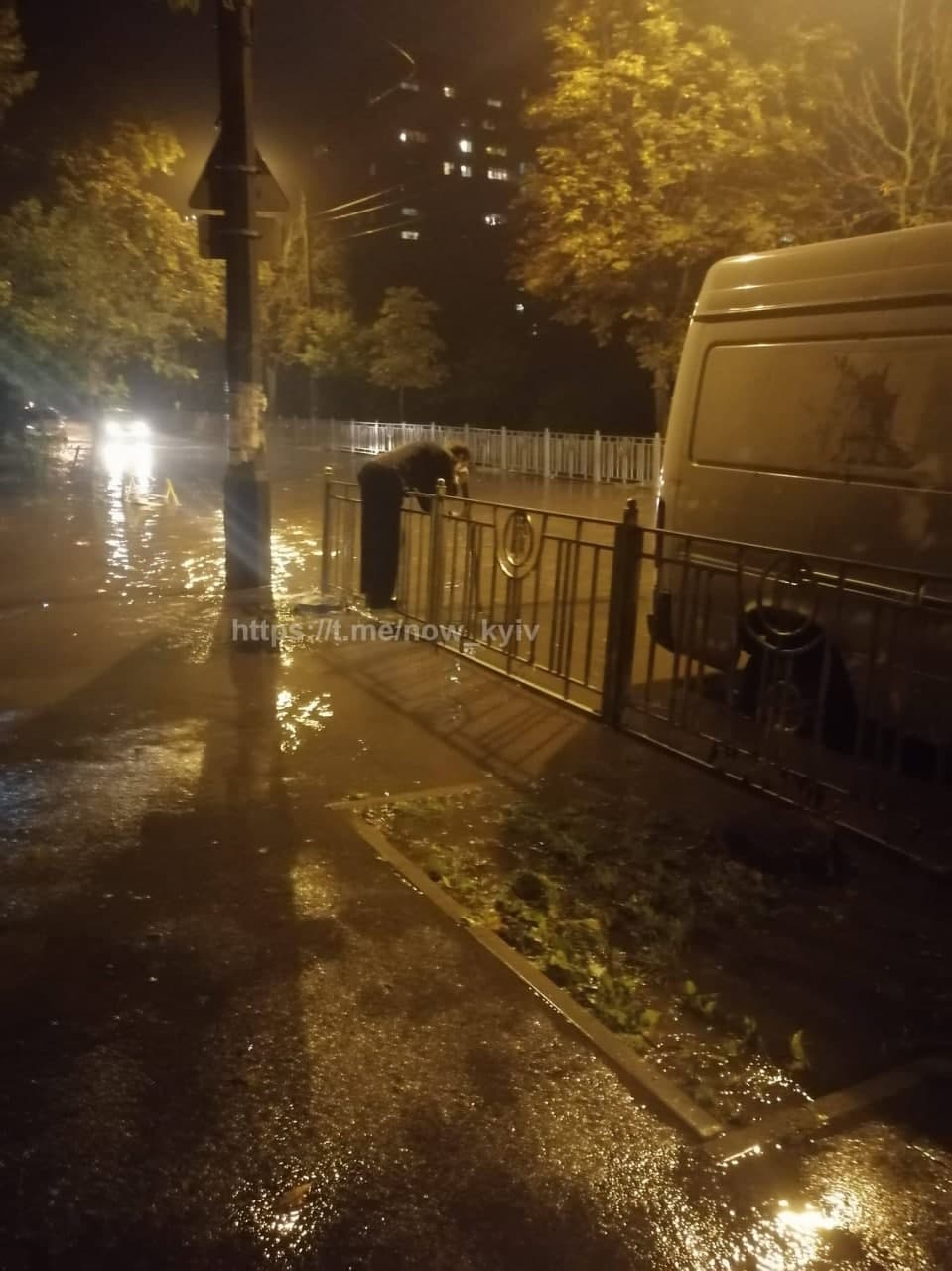 Супергерой очистил забитые стоки доской.