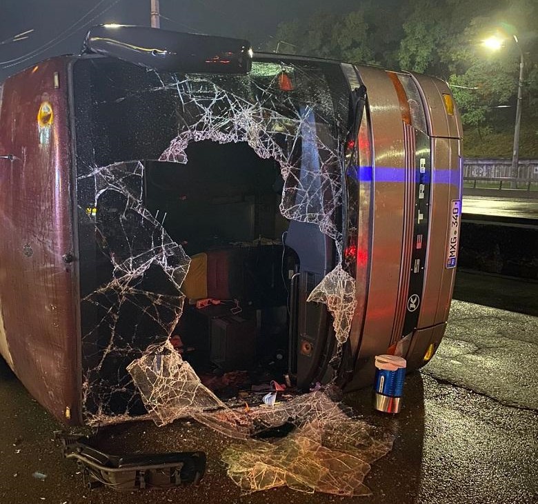 Автобус после аварии. Фото: пресс-служба полиции Киева