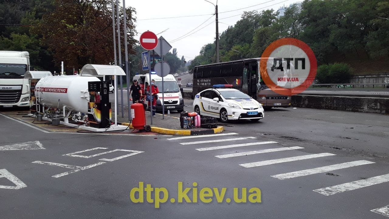 К утру автобус перевернули на колеса. Фото: dtp.kiev.ua