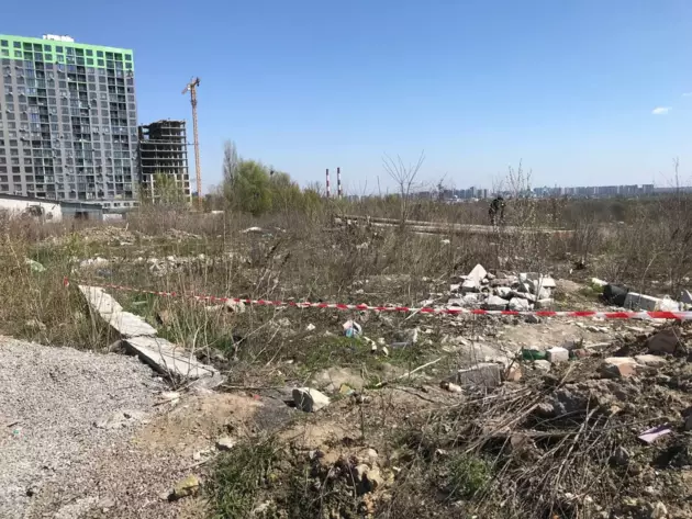 Пустырь, на котором нашли сумку. Фото: "Сегодня"