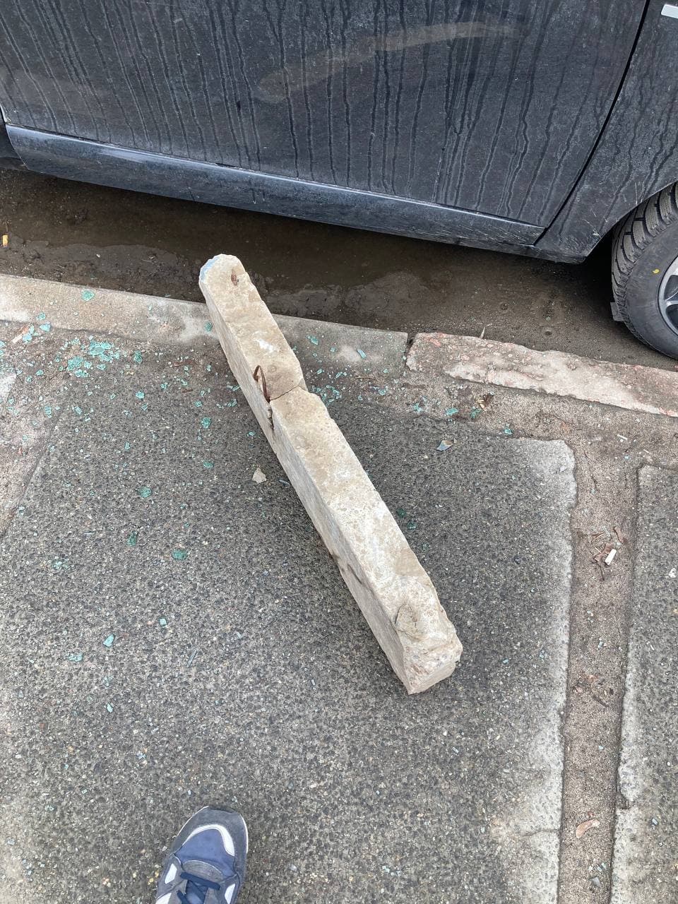 Бетонный брус, которым били машины. Фото: Sergei