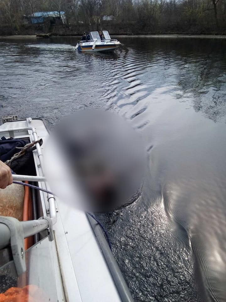 Для транспортировки пришлось привлечь водолазов. Фото: пресс-служба ГУ ГСЧС