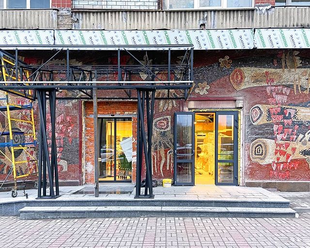 В комментариях отмечают, что можно было бы и прямо над дверью козырек сделать.  Фото: instagram/child_of_socialism/