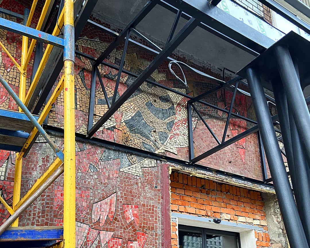 Устанавливают каркас, врезаясь в мозаику. Фото: instagram/child_of_socialism/