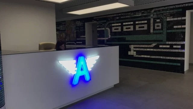 Старые мозаики отлично уживаются с новыми технологиями. Фото: Факты