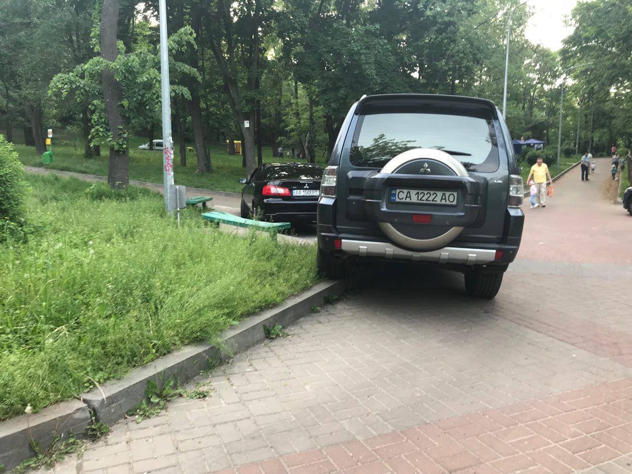 Автохамы в парке Березовый Гай. Фото: Олег Ривтин