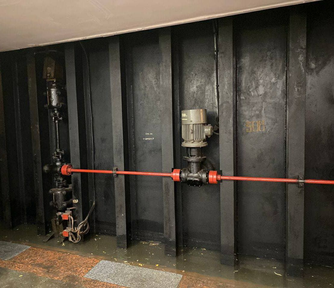 Бронедвери на Берестейской. Фото: КГГА