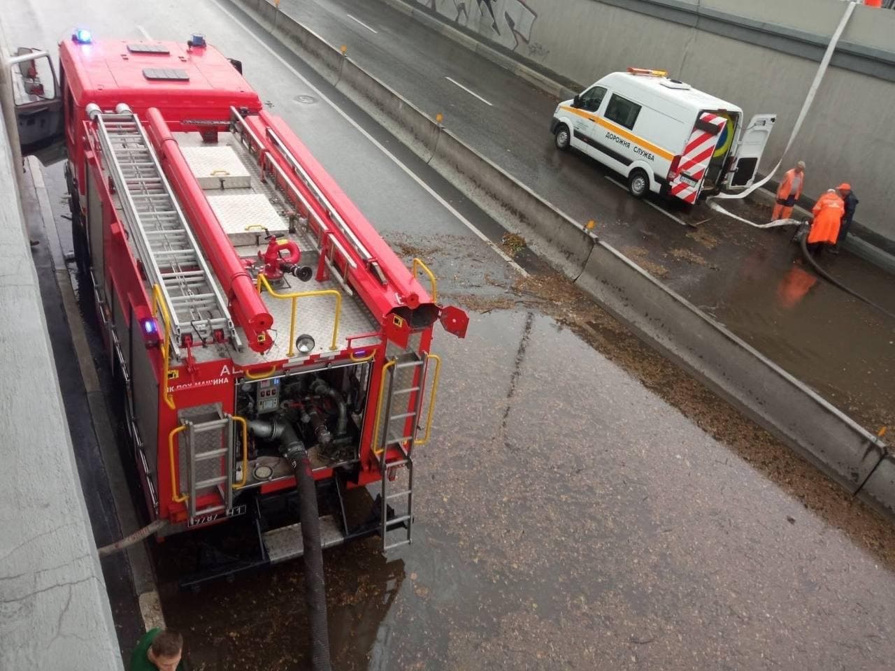 Коммунальные службы борятся с последствиями непогоды. Фото: пресс-служба КГГА