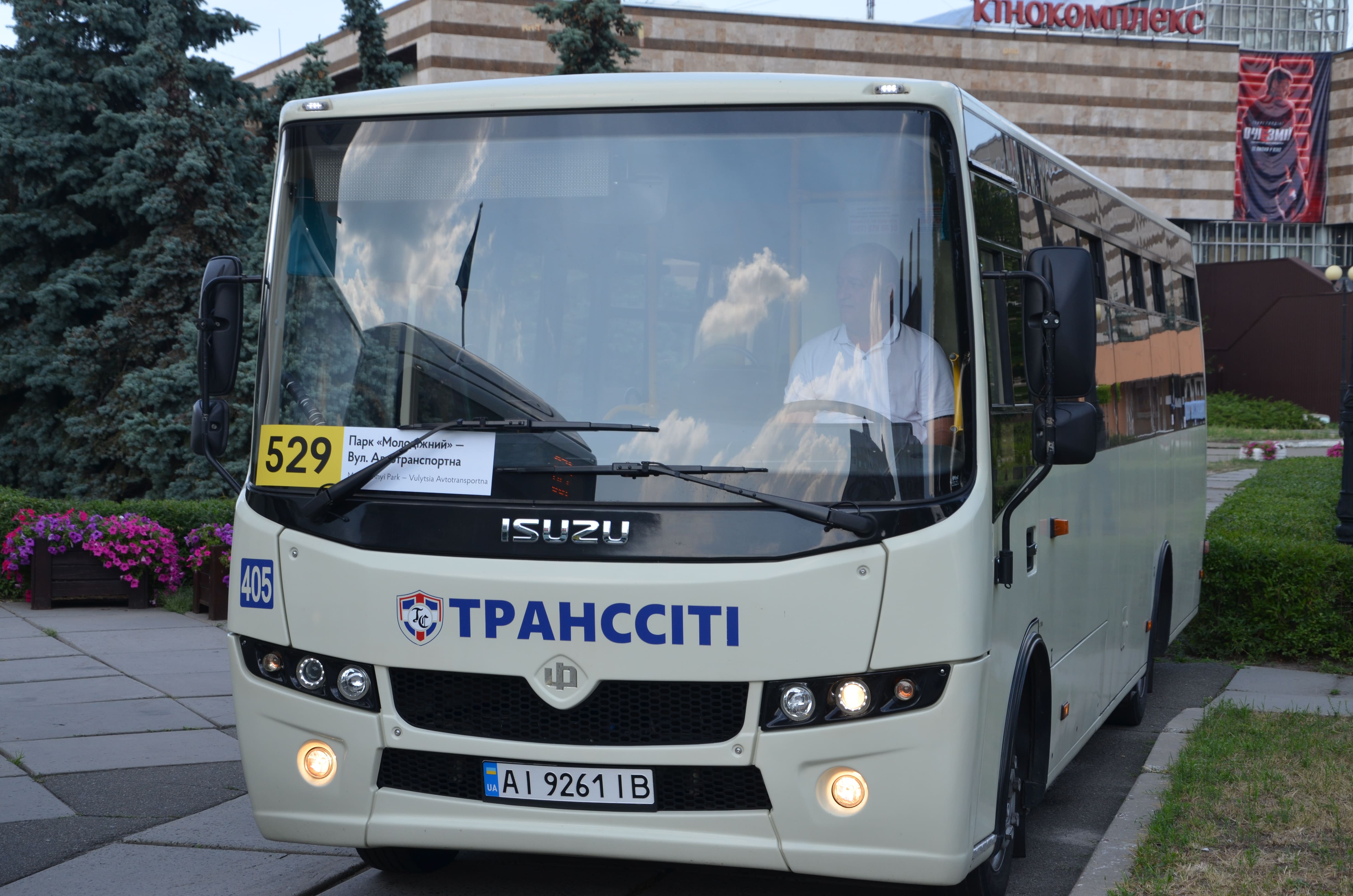 Водитель в форме за рулем маршрутки. Фото: Иван Сотников