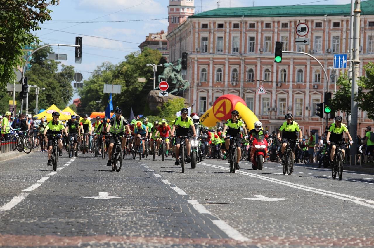 Колонна двинулась в сторону парка Муромец. Фото: КГГА