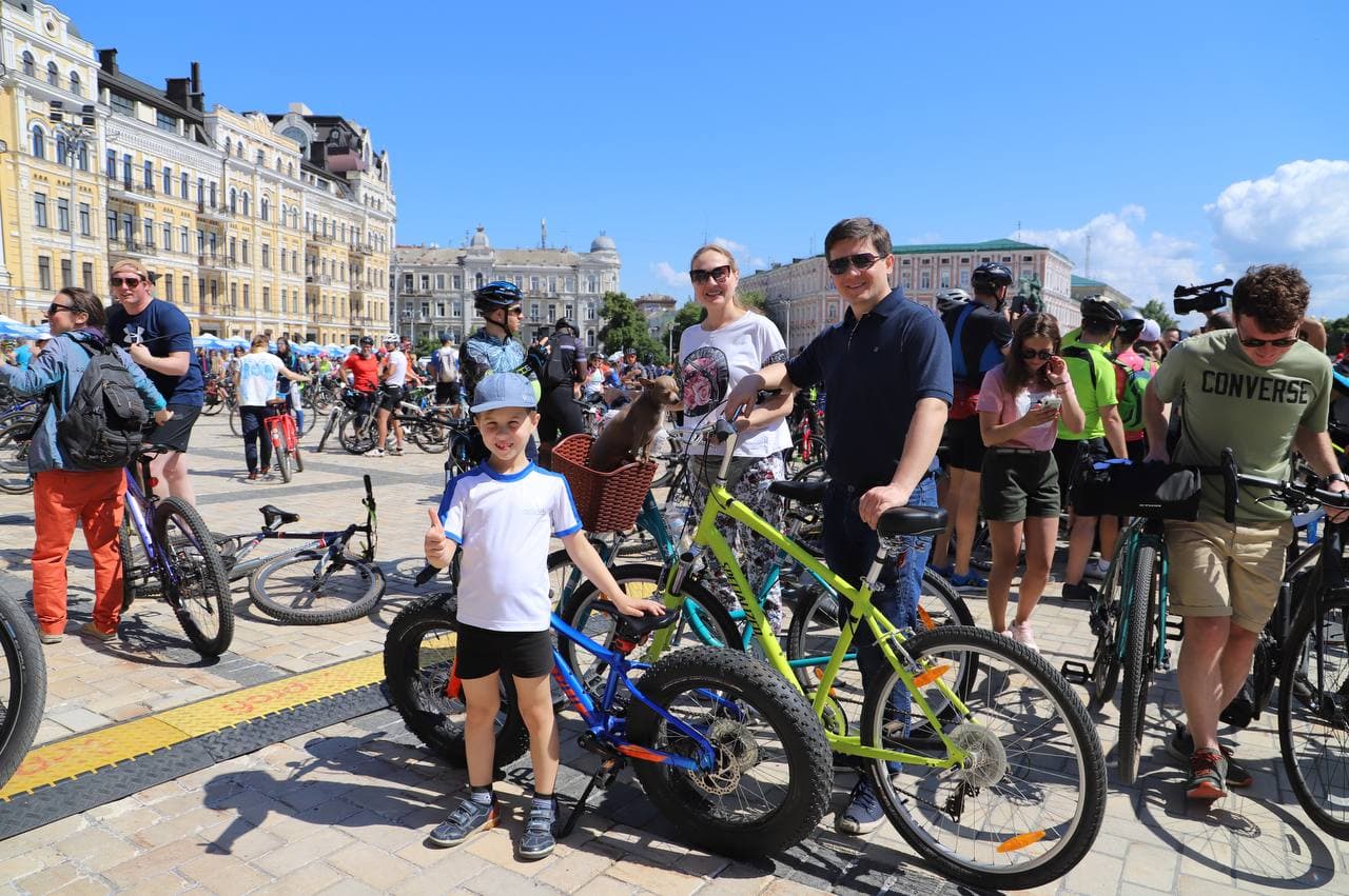 Некоторые велосипедисты привезли с собой детей и животных. Фото: КГГА