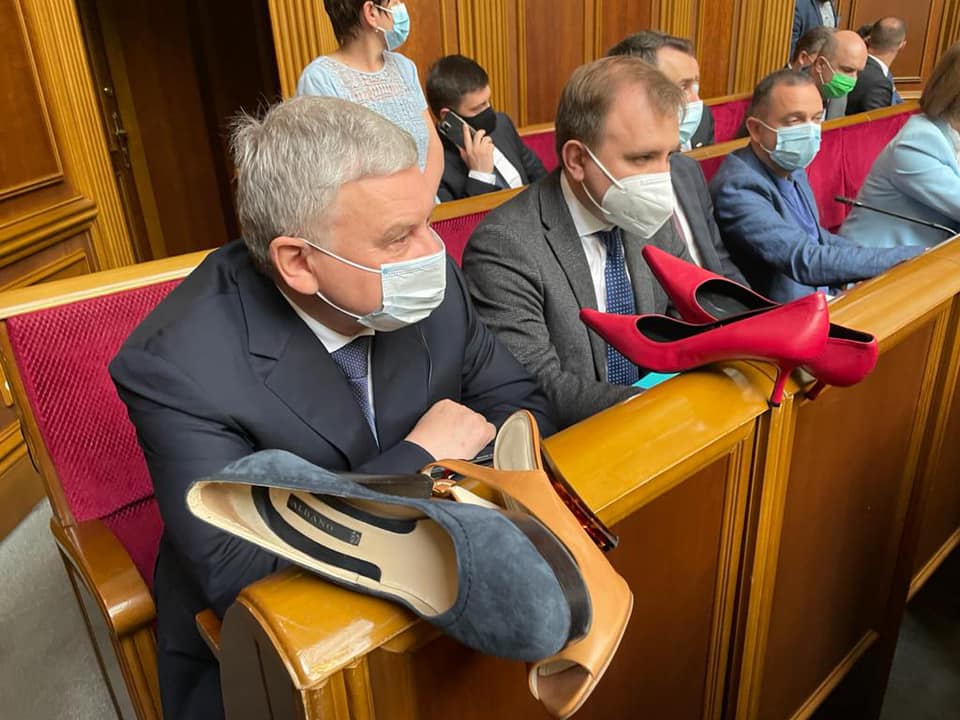 Андрею Тарану предложили самому пройтись строевой на каблуках. Фото: Ирина Фриз